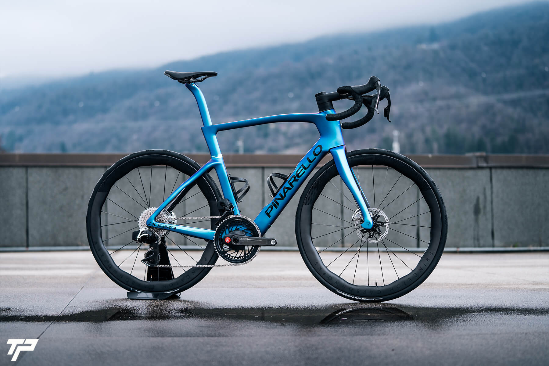 Pinarello New Dogma F: Blue like the night, fast as a comet