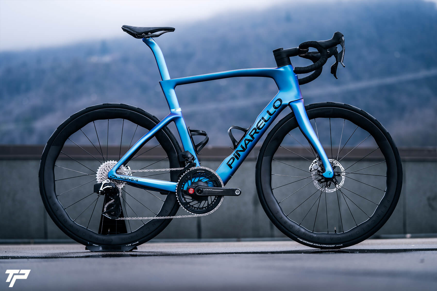 Pinarello New Dogma F: Blue like the night, fast as a comet