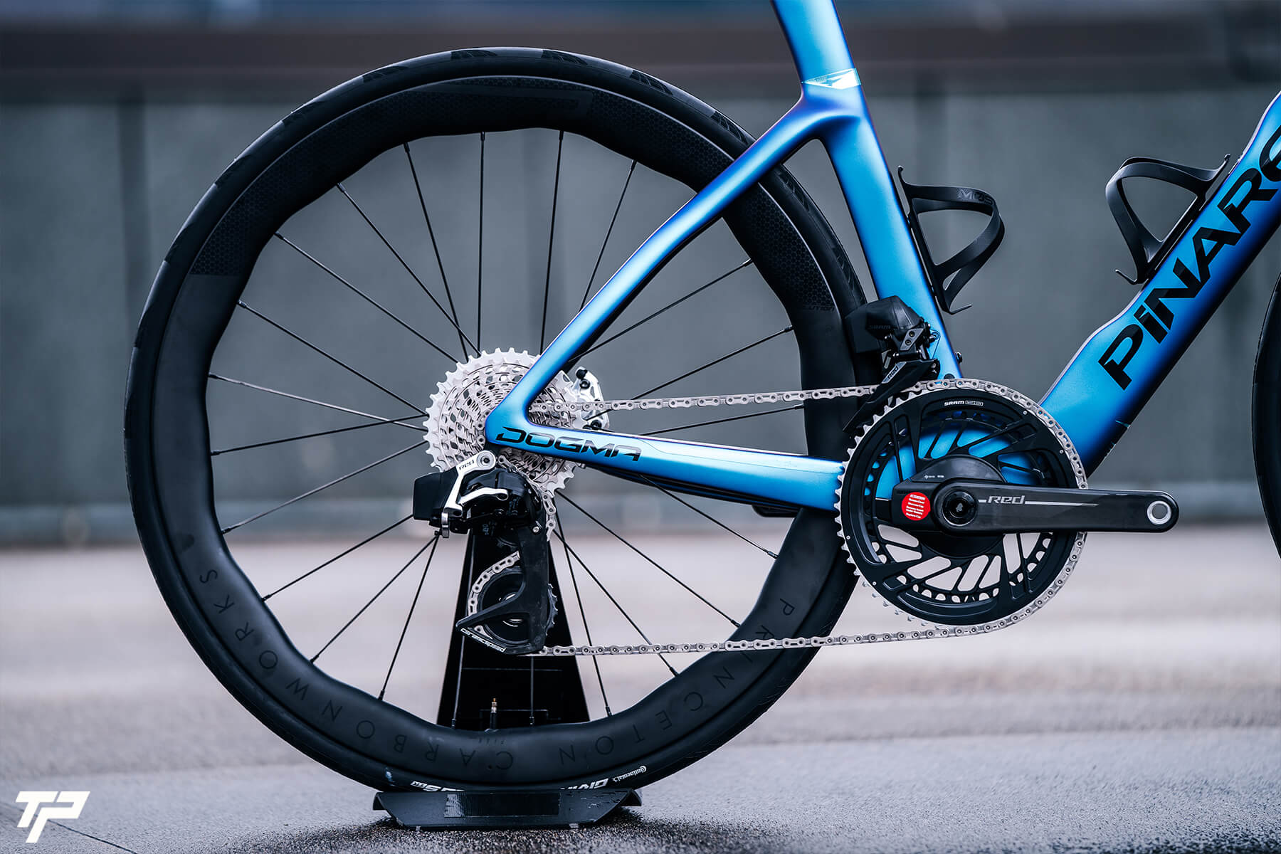 Pinarello New Dogma F: Blue like the night, fast as a comet