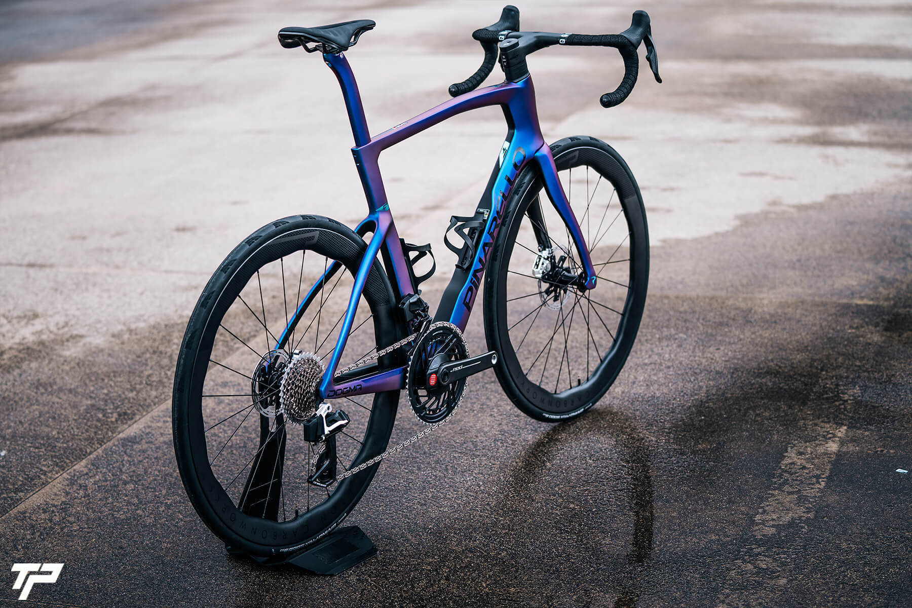 Pinarello New Dogma F: Blue like the night, fast as a comet