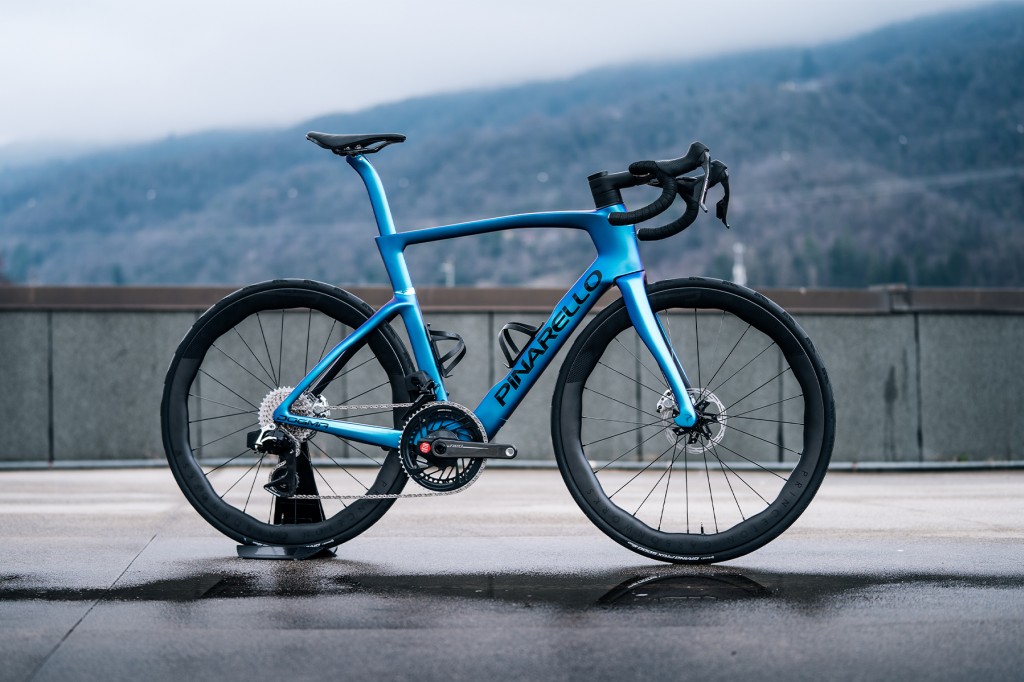 Pinarello New Dogma F: Blue like the night, fast as a comet